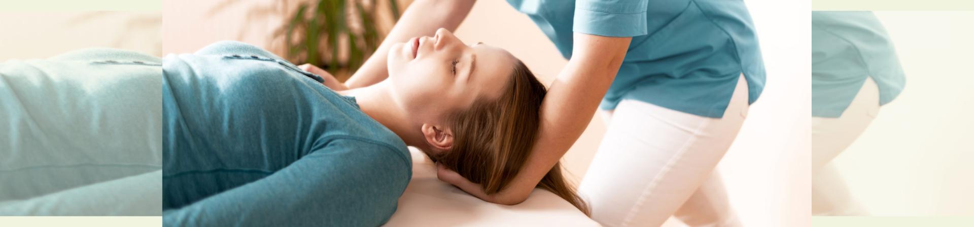 Patientin mit Physiotherapeut
